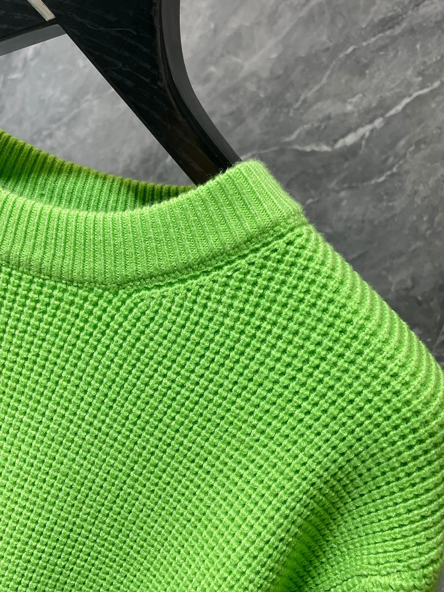 P236 Chrome Hearts 🍁Autumn and winter sweater series🍁 Customized version of hardware logo on the back➕leather cuffs Selected high-quality 100% pure cotton high-weight knitted fabric Special weaving technology Non-common version on the market Recommended colors: black avocado green